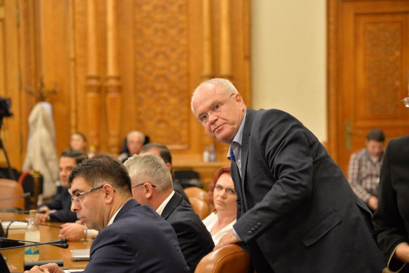 Eugen Nicolicea, precaut în fața presei, înainte să se aplece la urechea lui Robert Cazanciuc.
