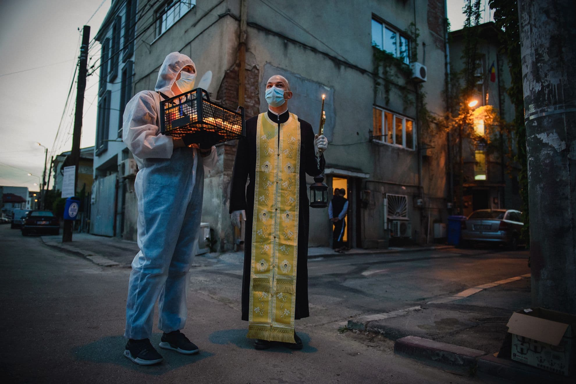 Strania pustietate a străzilor în miez de noapte este punctată doar de sporovăiala cuminte de la intrarea în blocuri.