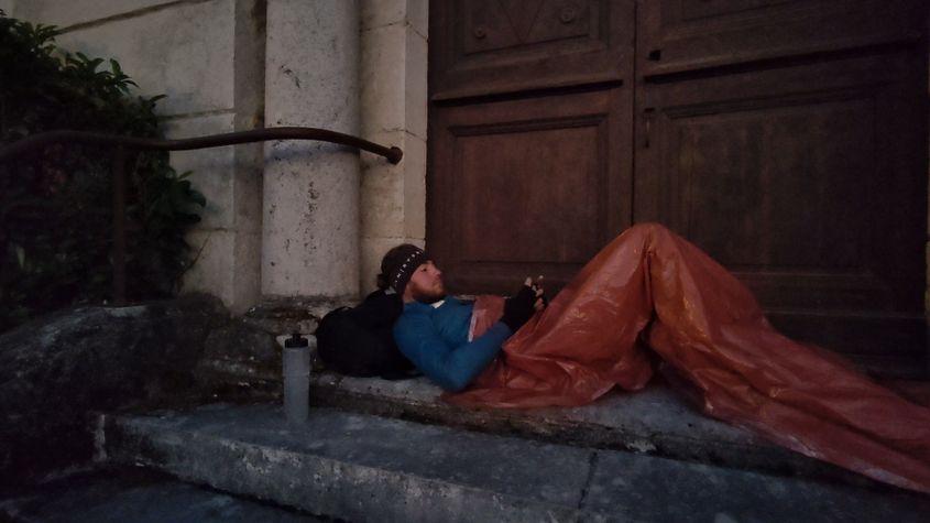 Sunt seri în care, din prea mare oboseală, Mircea alege să nu mai ridice cortul și să se odihnească direct în sacul de dormit Foto: arhivă personală