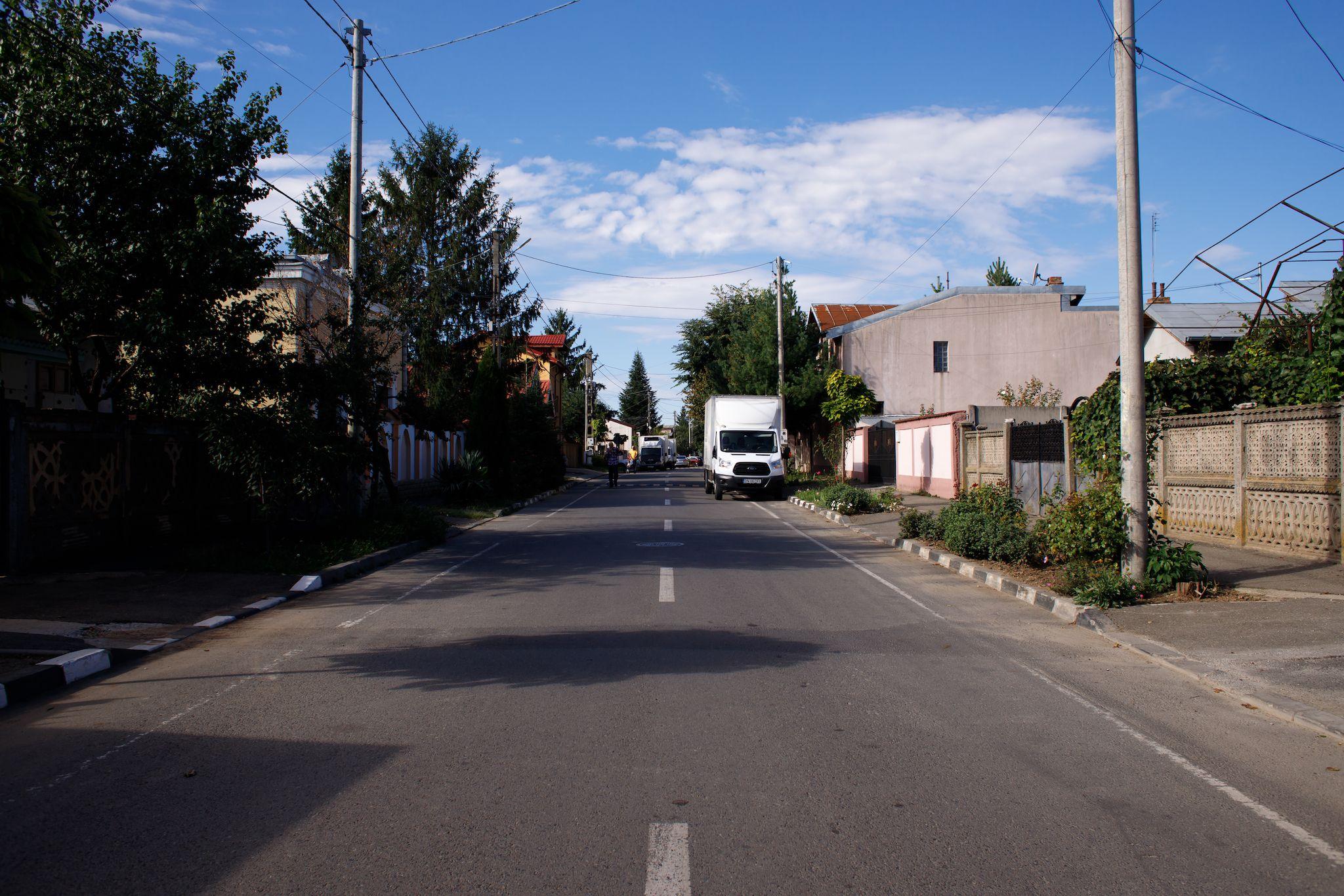 Strada pe care stau Bogdan și Puiu, Chiajna, septembrie 2022. Foto: Toma Hurduc