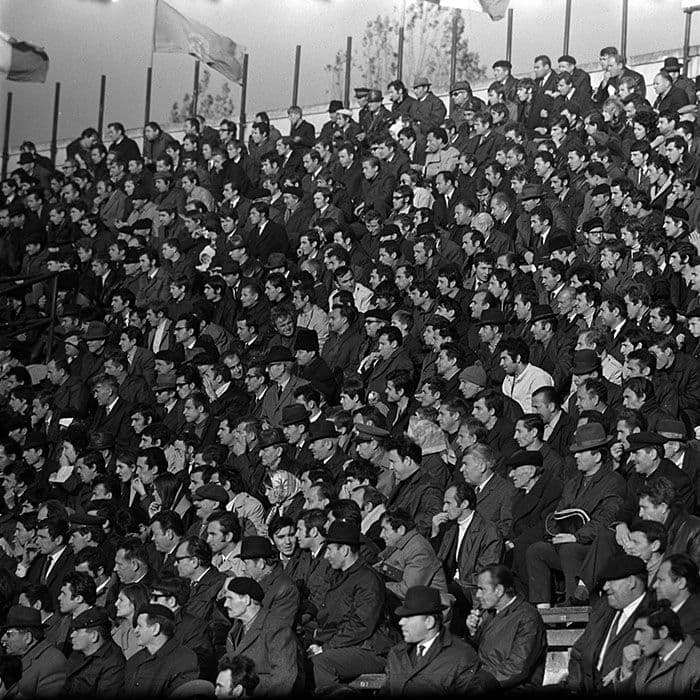 Tribunele erau mai cuminți decât azi, dar uneori spiritele se încingeau suficient de mult pentru a genera încăierări. Sursa foto: Arhiva fotografică Minerva