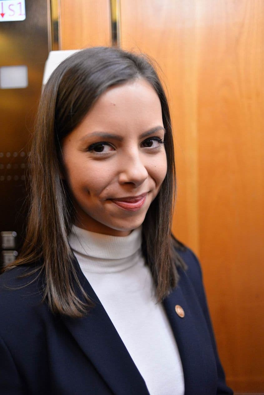 Mara Mareș, zâmbind complice fotografului PressOne în Parlament. Foto: Lucian Muntean