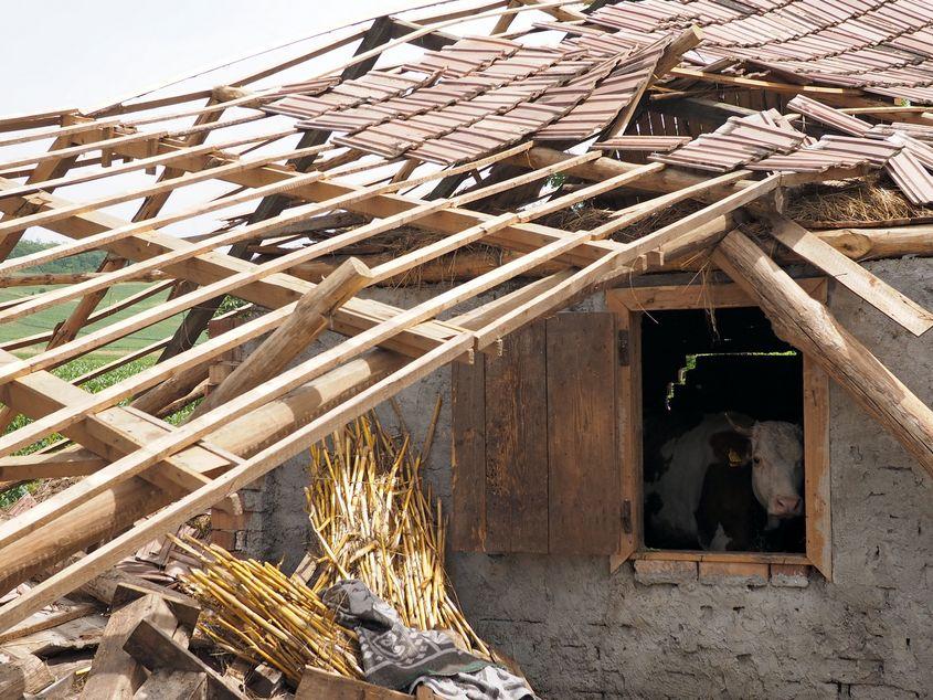 Casă distrusă de tornada care a lovit localitatea Cuci din județul Mureș în iunie 2016. Foto: Voicu Bojan