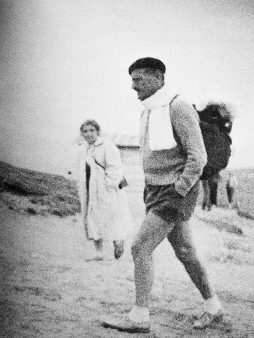 Arsenie Boca şi Julieta Constantinescu, în excursie la munte, în 1962. Fotografie din arhiva CNSAS.