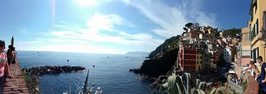 O panoramă cu golful Riomaggiore.