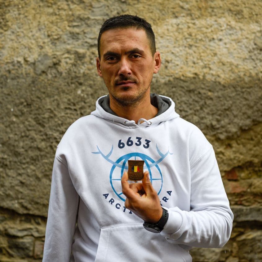 Levente Ioan Polgar arată medalia onorifică primită în 2017 de la generalul Nicolae Ionel Ciucă, șeful Statului Major General. Foto: Raul Ștef