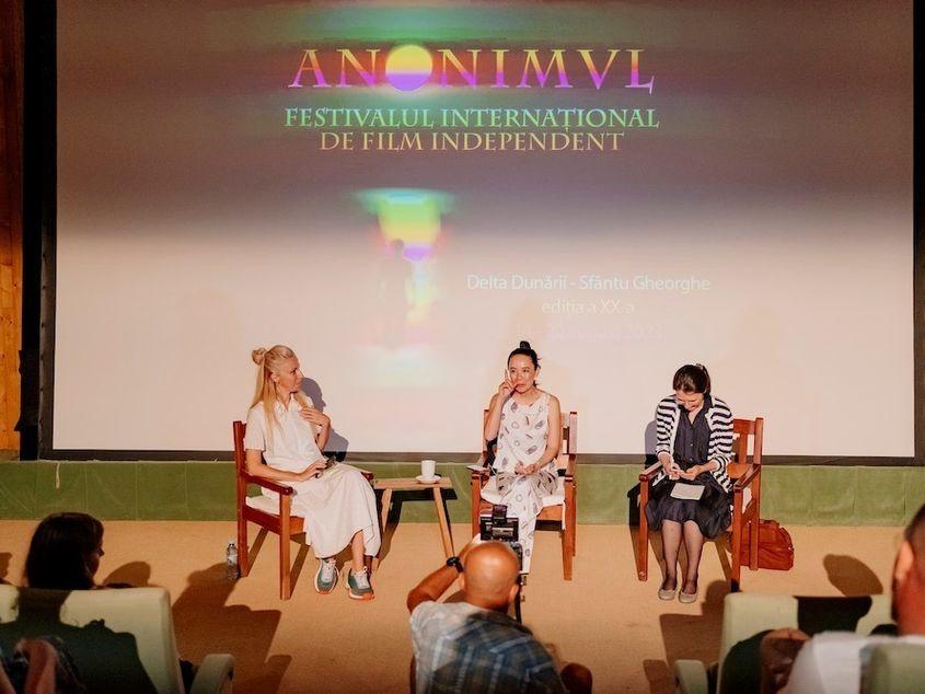 Miruna Berescu, Directorul Festivalului de Film Independent Anonimul (stânga) și invitata specială de anul acesta, regizoarea de film japoneză Naomi Kawase (mijloc), pe scena festivalului în 2023. Foto: Sabina Costinel / Facebook Anonimul