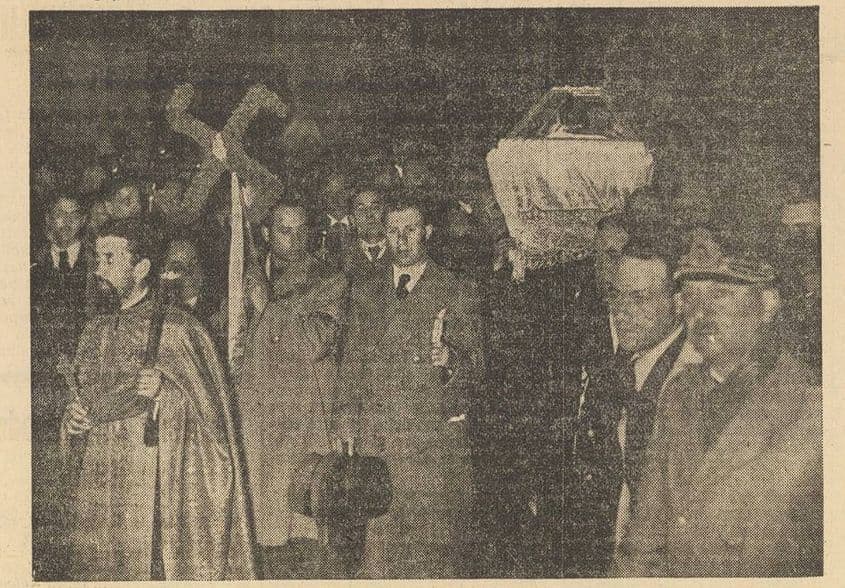 Porunca Vremii (1938): „Se remarcă la căpătâitul defunctului coroana cu svastică albastă din «nu mă uita» pe fond de lalele galbene și, roșu de garoafe, depusă de tineretul studențesc al Capitalei.”
Captură de ecran: arcanum.com