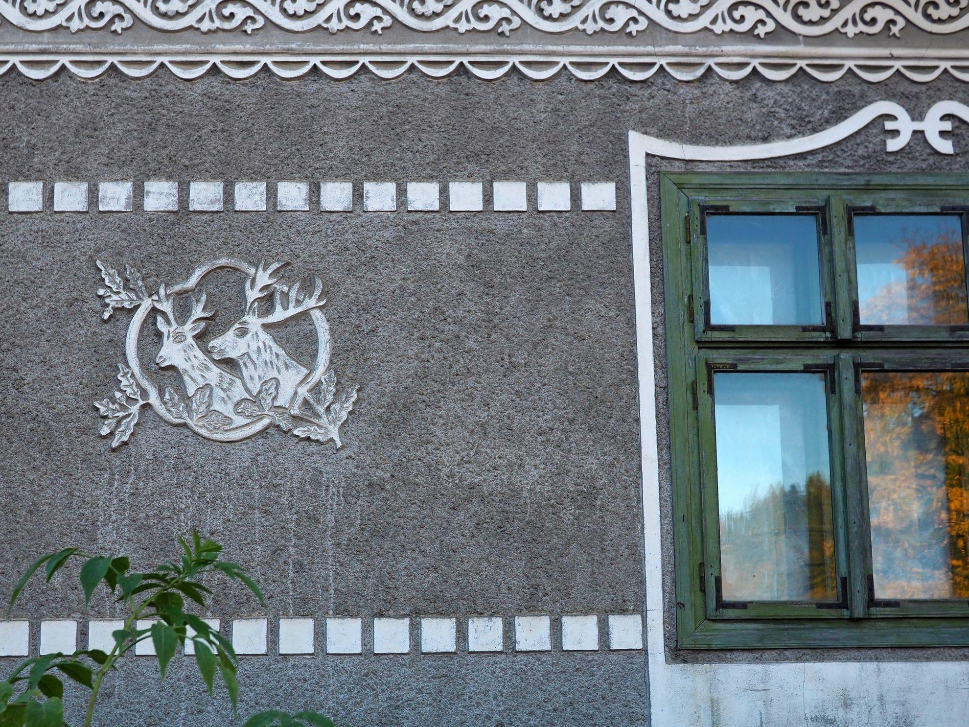 Detaliu cu cerbi și modele specifice bucovinene de pe o casă din Sucevița