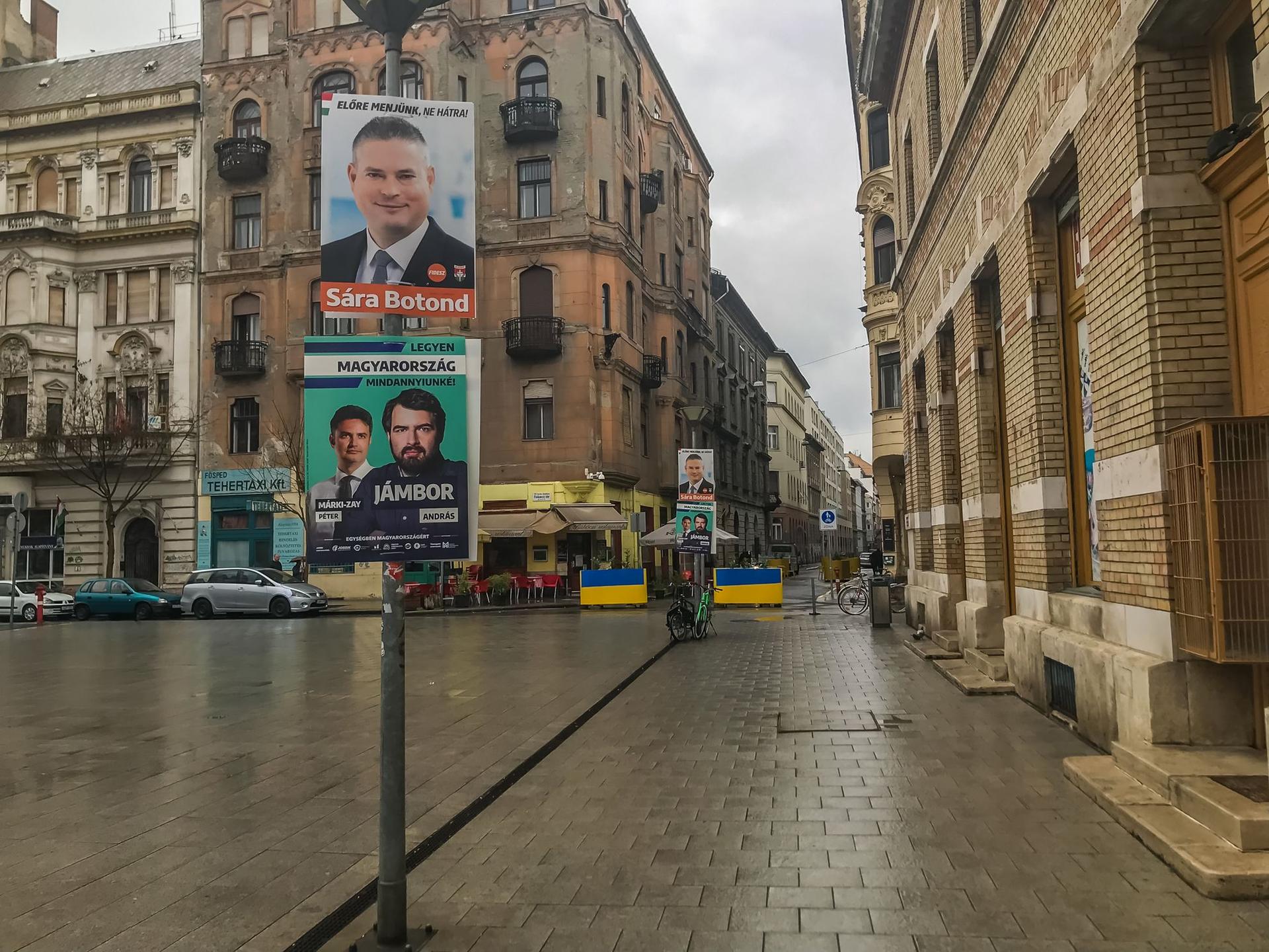 Pe aproape fiecare stâlp de pe străzile din Budapesta se află cel puțin un afiș electoral. Aici, Fidesz (sus) și coaliția partidelor din opoziție (jos)