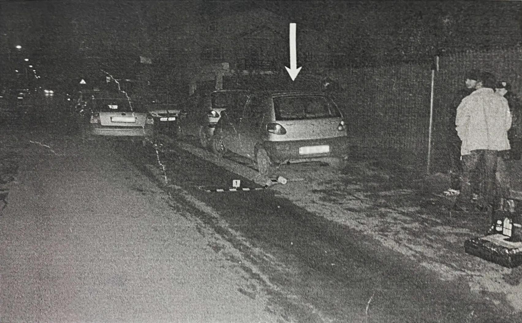 Parcarea unde a avut loc tâlhăria, în centru este vizibilă mașina victimei. FOTO: Dosar instanță