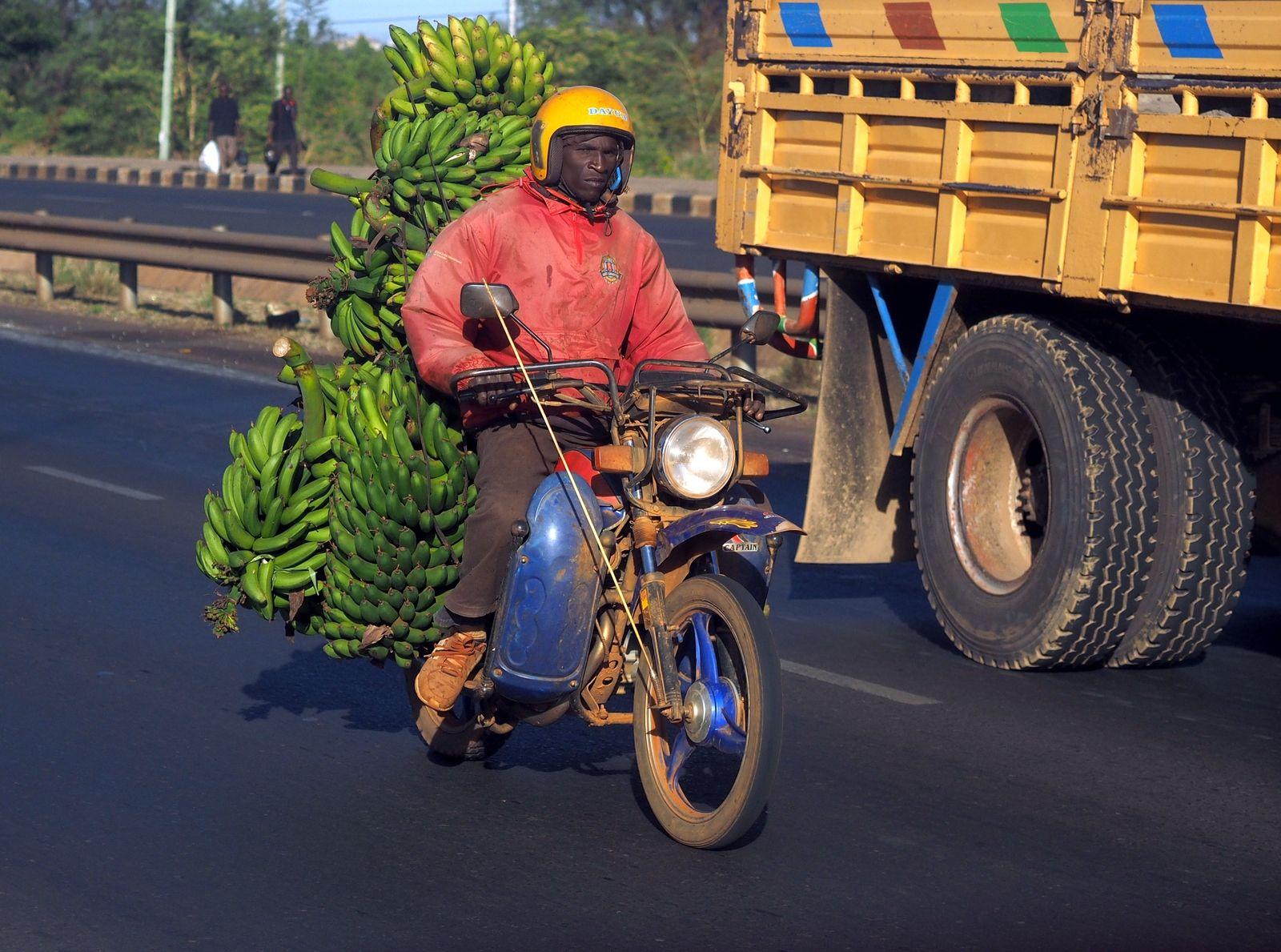 Brav motociclist văzut de pe geamul microbuzului