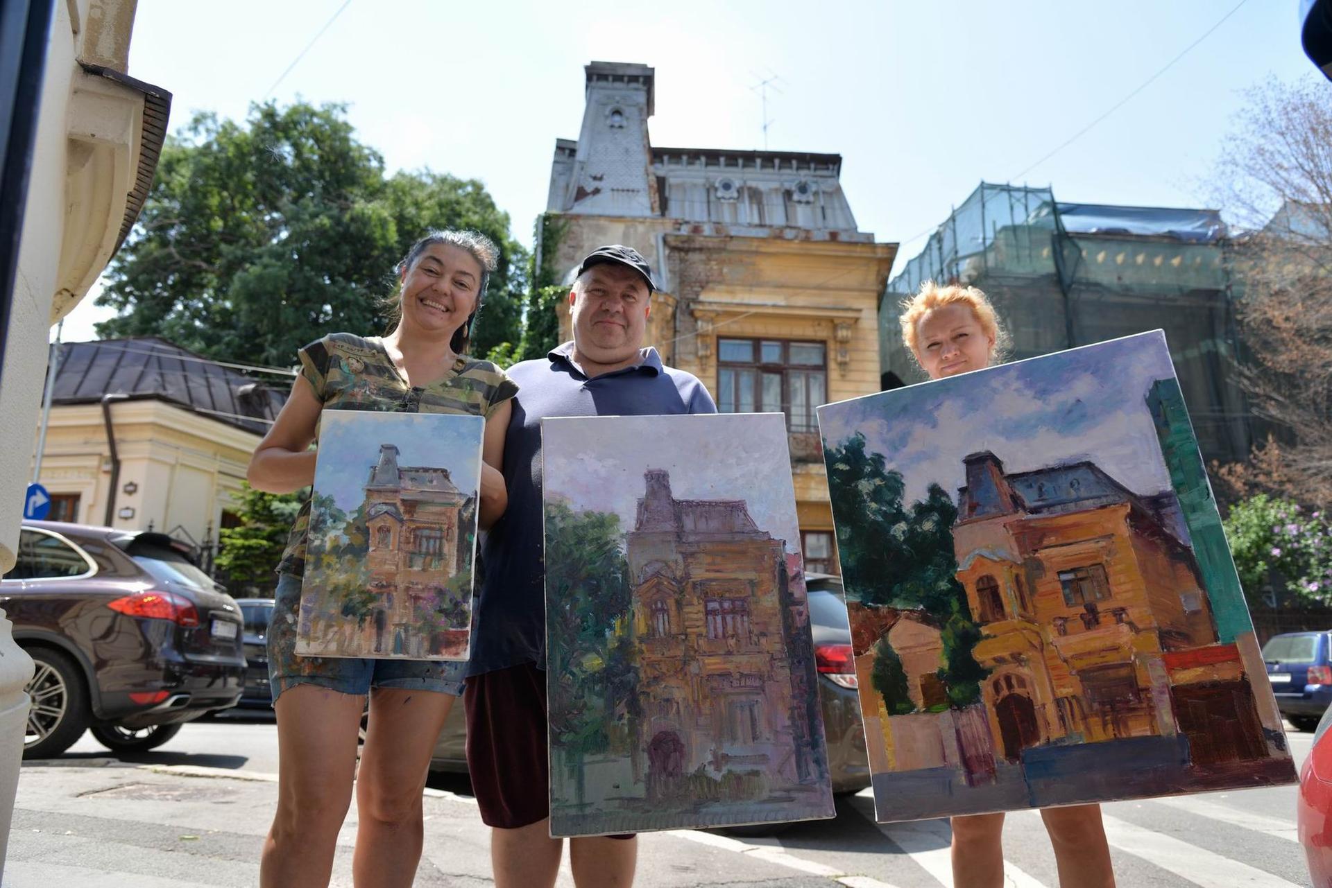 Vali Irina Ciobanu, Vitalie Butescu și Maria Jardă cu picturile făcute într-o zi caniculară de marți. Foto Lucian Muntean