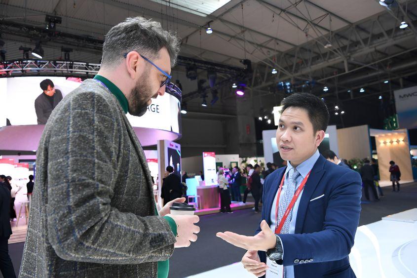 Într-un articol de pe site-ului companiei Viettel, din Vietnam, Bogdan Stoica (stânga) este prezentate ca reprezentant al firmei Cluster Power Foto: Viettel