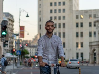 Tânărul care a adoptat Calea Victoriei