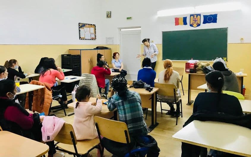 Femeile din comunități vulnerabile nu au încredere în autorități, așa că s-au obișnuit să-și rezolve problemele singure. În imagine, discuție de mapare a problemelor în sănătate în comuna Ion Roată, jud. Ialomița. Foto: centrul FILIA