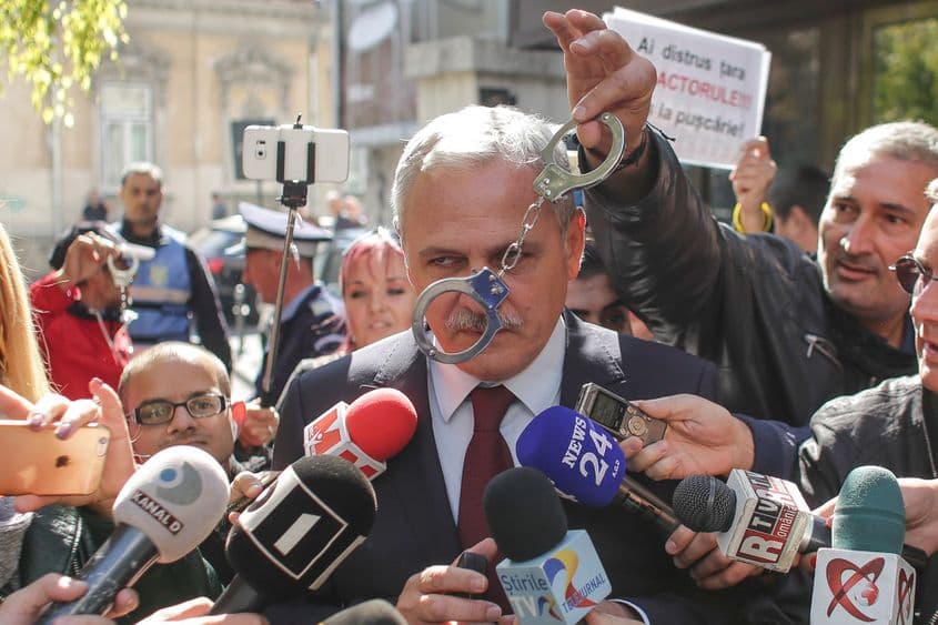 În varianta actuală a proiectului PSD, este posibil ca o astfel de fotografie să fie cenzurată, chiar dacă suspectul nu este, de fapt, încătușat. Foto: Octav Ganea / Inquam Photos