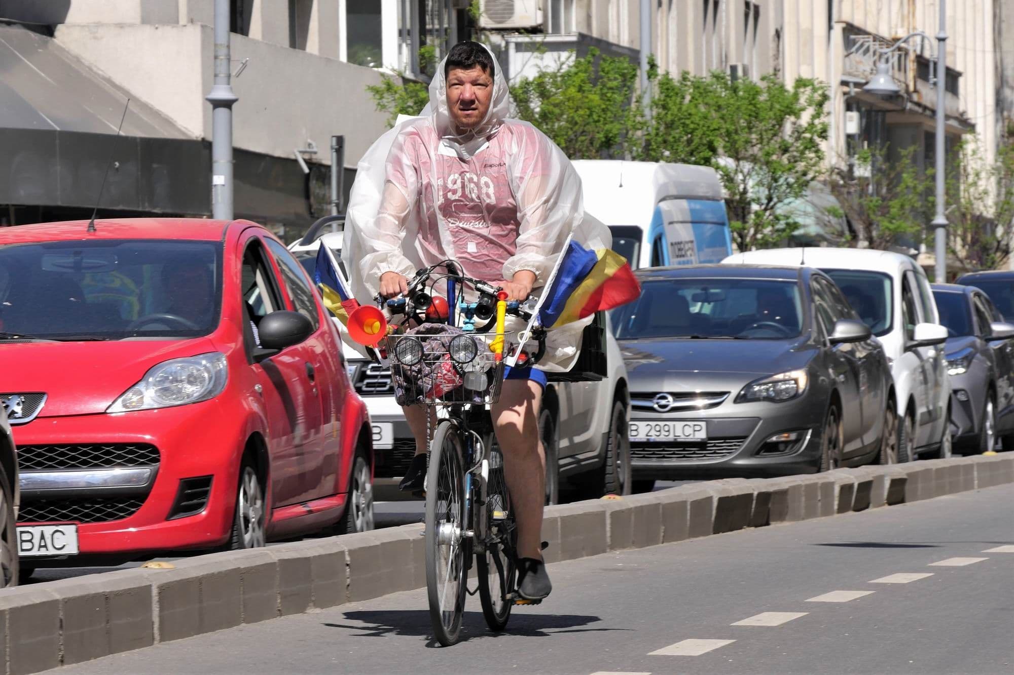 Deși circulația a fost restricționată, orășenii și-au văzut de ale lor, apelând tot mai mult la mașinile individuale. Cu câteva excepții. Foto: Lucian Muntean