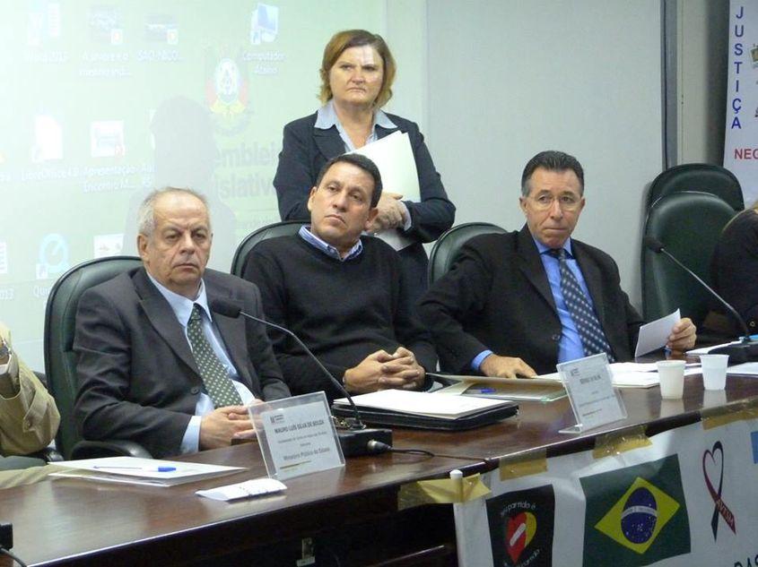 Paulo Carvalho, primul din stânga, lângă președintele Asociației Familiilor Victimelor din Santa Maria.