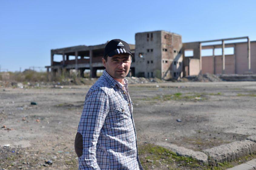 „Aici au fost fabrici ale CFR-ului”, spune Marian când ne arată ruinele fostului Triaj.