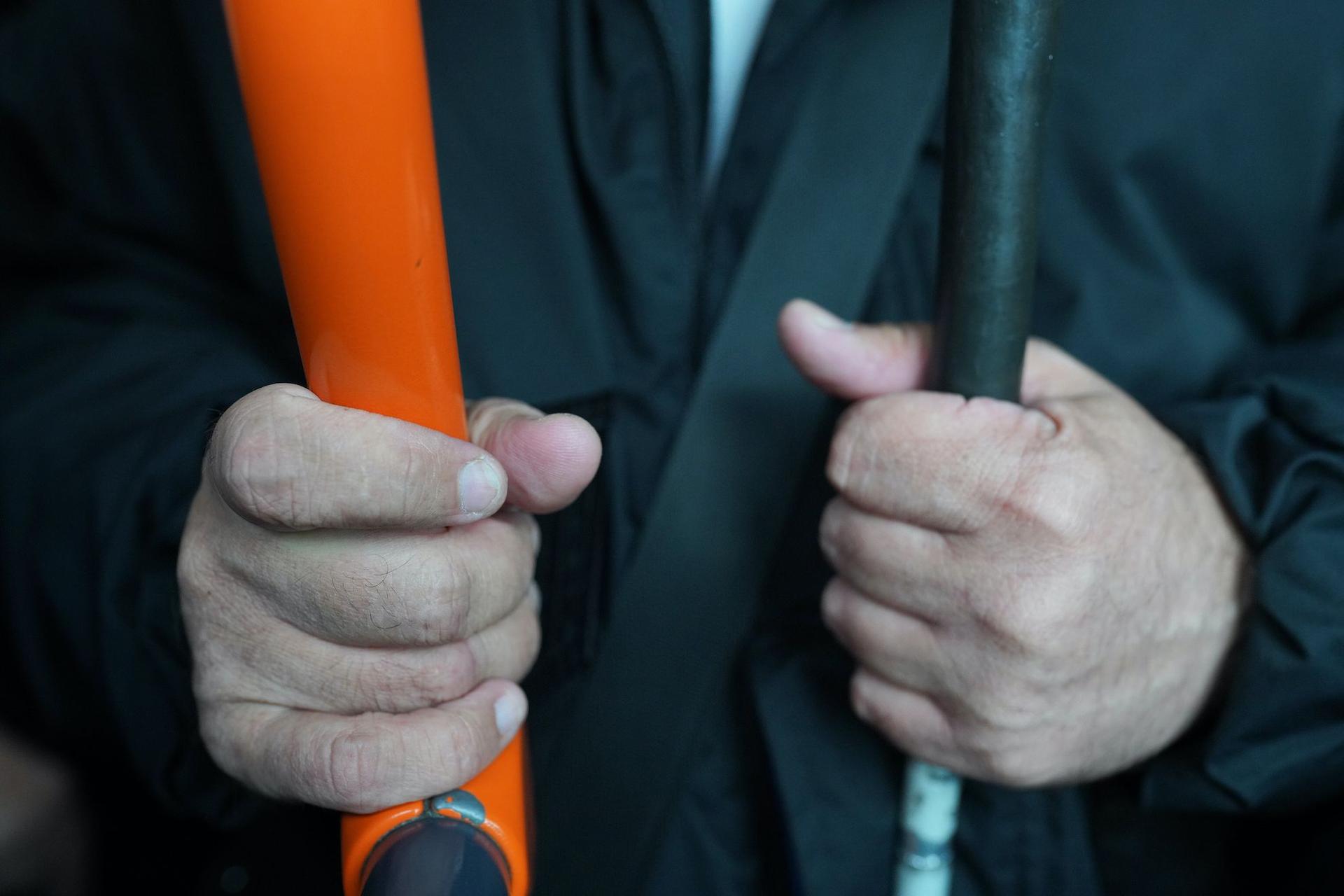 Ionuț circulă des cu autobuzul, dar e unul dintre puținii nevăzători care o fac. Independența și mobilitatea se obțin cu greu în România dacă ești o persoană cu dizabilități. Foto: Andreea Câmpeanu