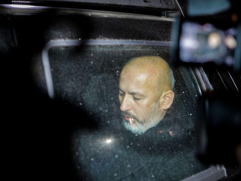 Cornel Dinicu, presupusul patron al Fermei Dacilor, este transportat cu mașina de poliție de la sediul Parchetului de pe lângă Tribunalul Prahova, dupa ce a fost reținut pentru 24 de ore. FOTO: Inquam Photos / Ovidiu Micsik