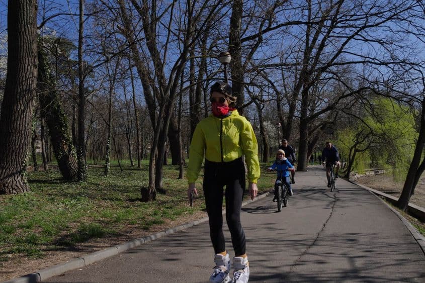 Chiar și un șal îi poate proteja pe ceilalți într-o anumită măsură. Dar nu și de variantele noi ale virusului. Foto: Lucian Muntean