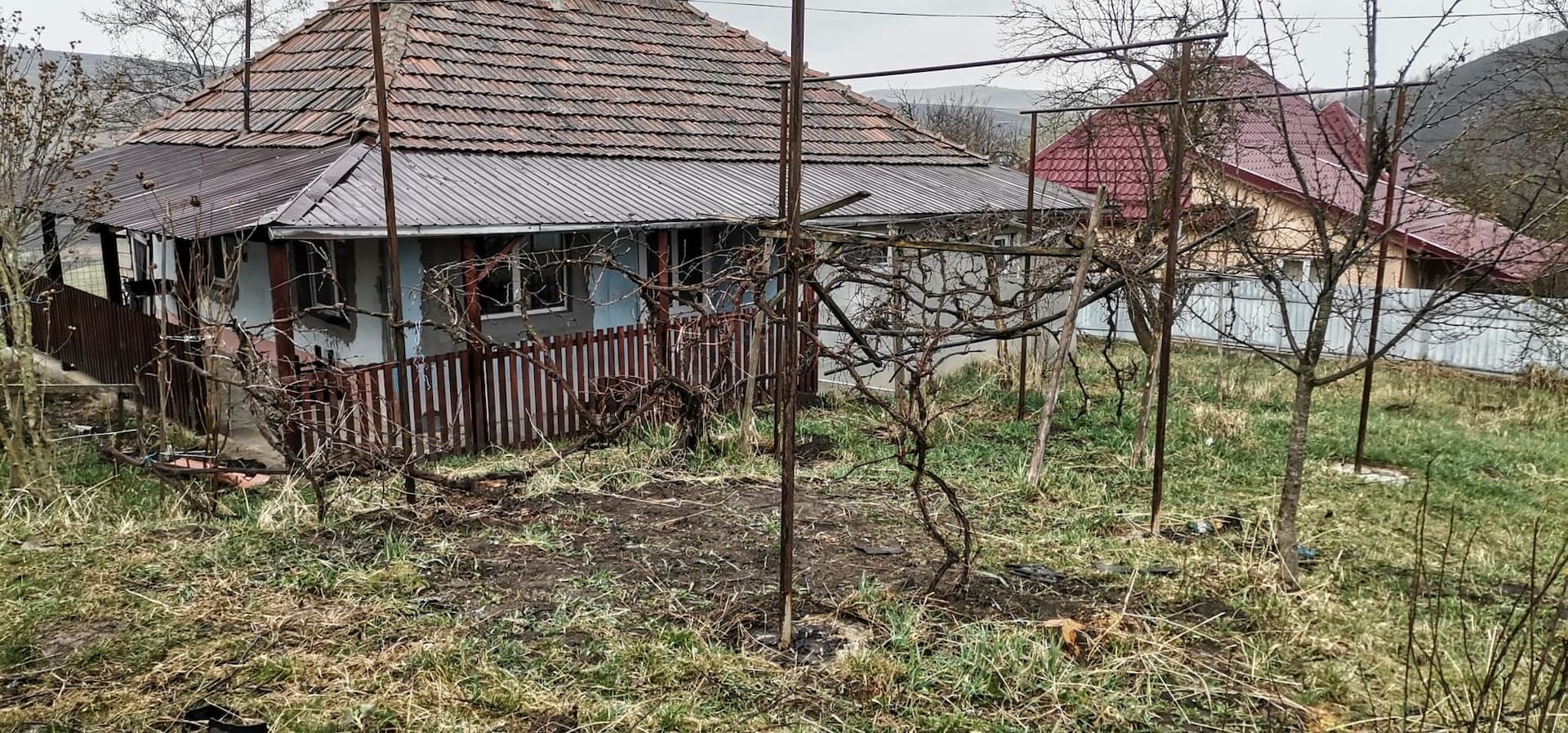 Căsuța din chirpici. Foto: arhiva personală Meda și Attila