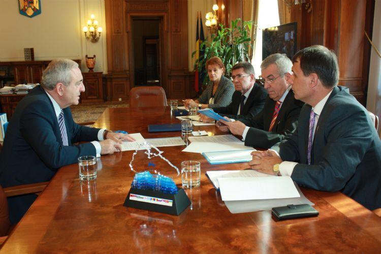 Imagine de la întâlnirea lui Tăriceanu cu Asaf Hajiyev (în stânga mesei). Foto: www.senat.ro