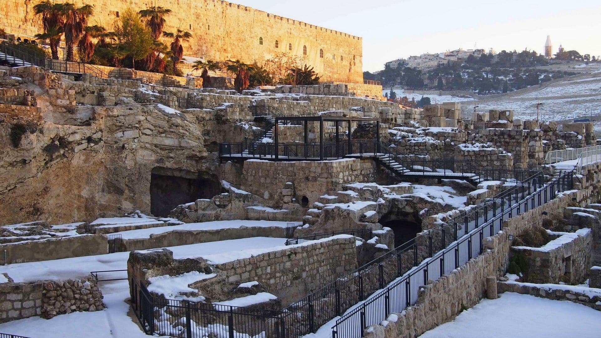 Ierusalim, orașul vechi în prim plan, iar în fundal Muntele Măslinilor. Dimineața devreme rău.