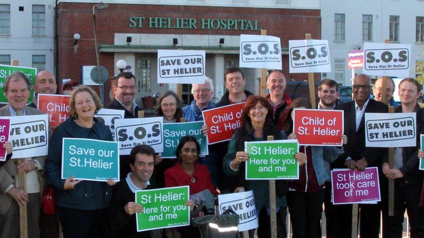 Tom Brake (jos, cu pancartă verde), în campanie socială alături de comunitatea care l-a ales.