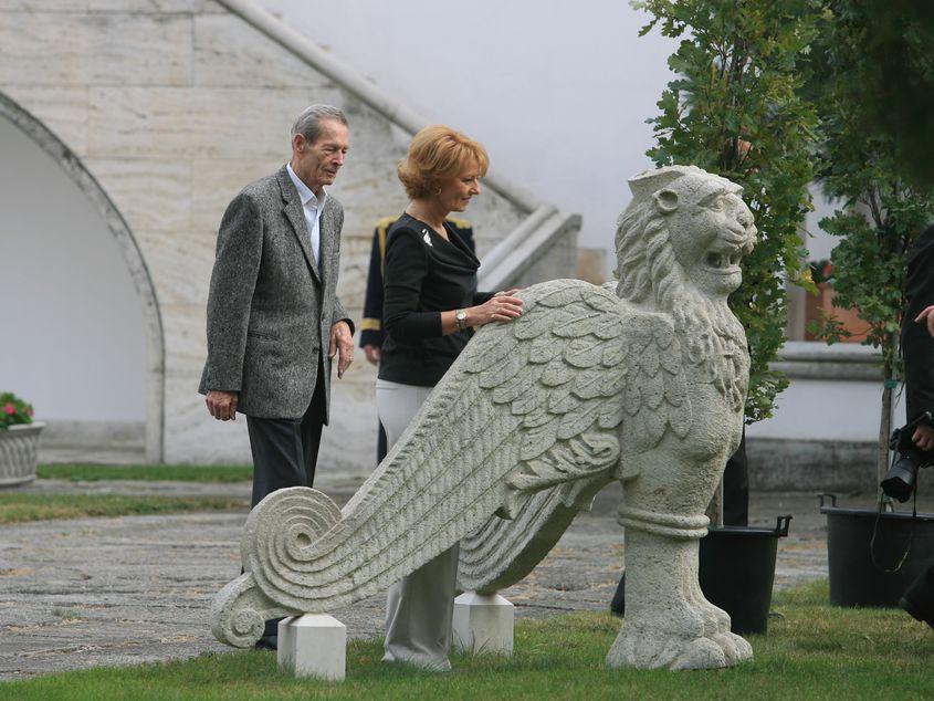 Regele Mihai şi Principesa Margareta, în curtea Palatului Elisabeta. Foto: Lucian Muntean