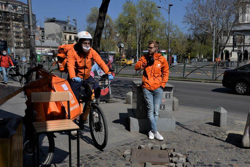 Curierii fac livrări la domiciliu în perioada stării de urgență din București. Foto: Lucian Muntean