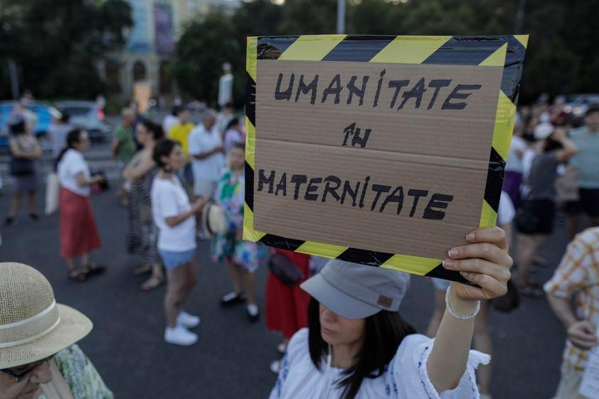 Câteva zeci de persoane protestează pentru a cere pedepsirea vinovaților în cazul decesului femeii din Botoșani, în București, 27 august 2023. Inquam Photos / Octav Ganea