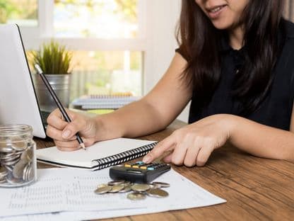 Cum să economisești pe termen lung. „Trăiesc clipa sau pun bani deoparte?”