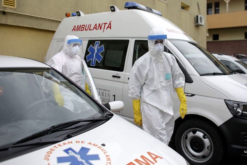 Așa ar trebui să arate echipamentul de protecție pentru medici. Foto: Octav Ganea / Inquam Photos