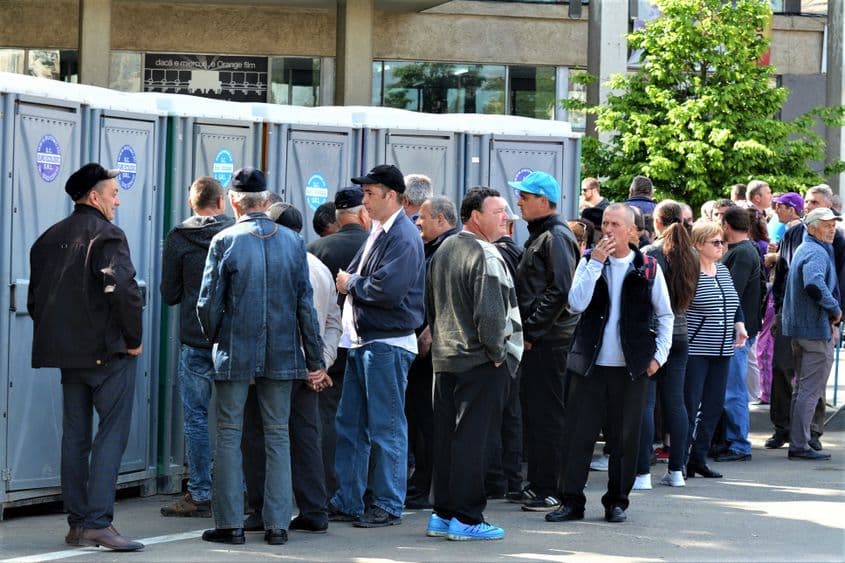 Obișnuiți cu disciplina la cabinele de vot, pesediștii nu creează probleme nici la alte cabine unde se intră pe rând