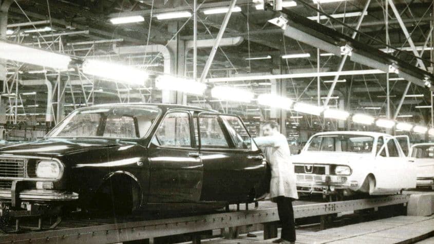 Mai în glumă, mai în serios, se spunea că fiecare angajat Dacia putea asambla încă o mașină acasă, din piesele furate. Foto: Fototeca online a comunismului românesc