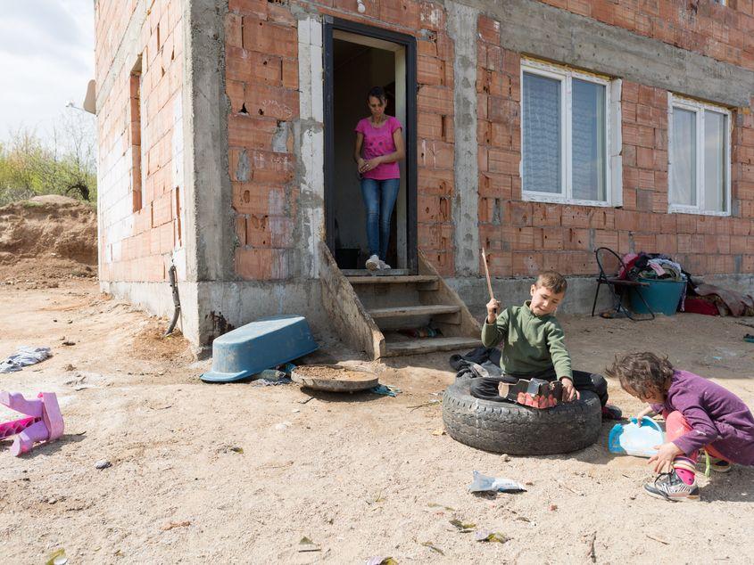 O femeie singură dintr-un sat de lângă Cluj se încăpățânează să-şi crească împreună cei nouă copii. Fotografii: Raul Ștef