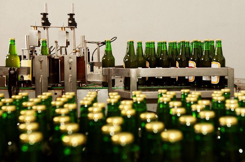 Un cadru cu linia de îmbuteliere a berii Nemțeana. Foto: facebook.com/nemteana.ro