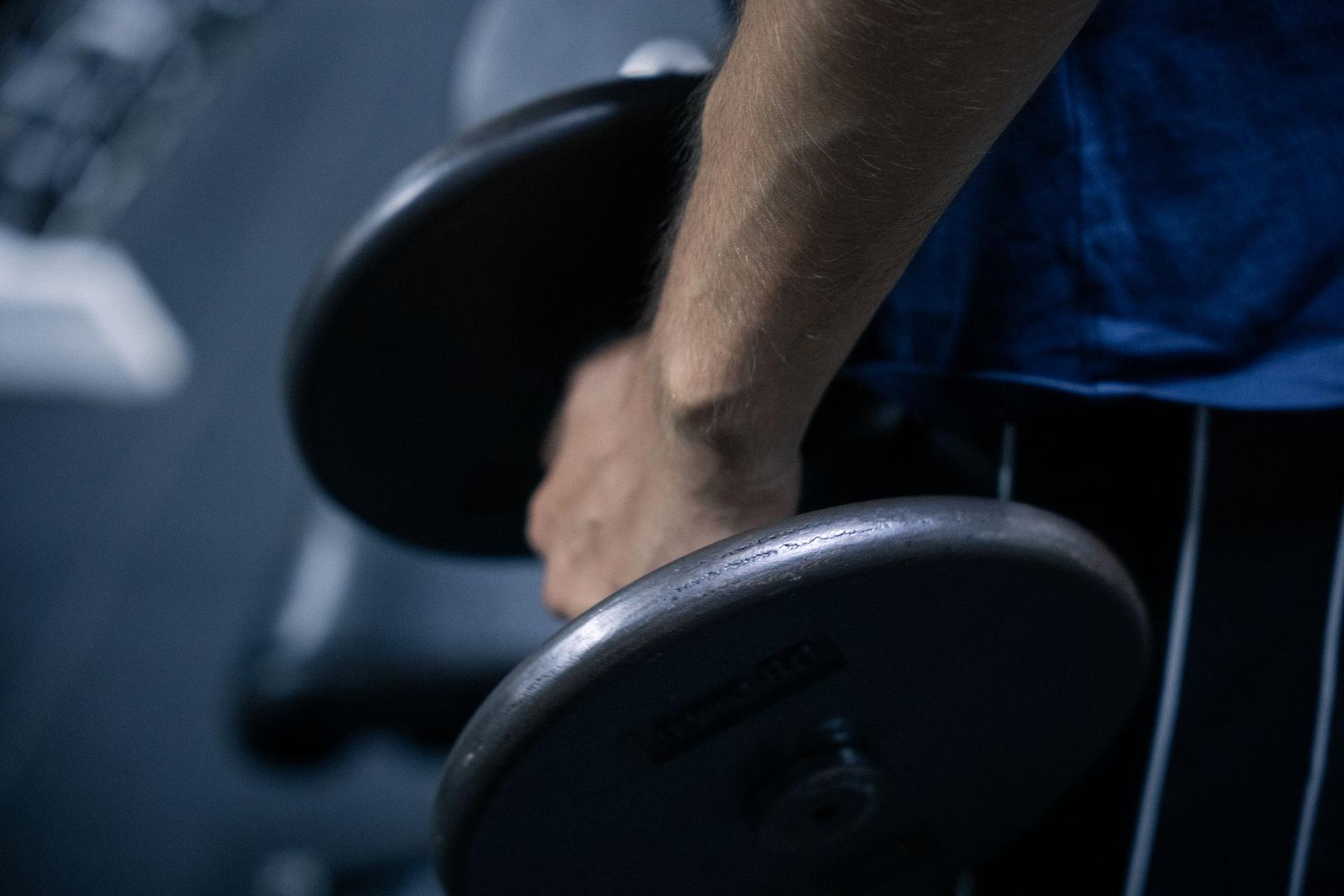 Foto: Daria Gizdavu. M se pregătește pentru un set de exerciții pentru brațe.