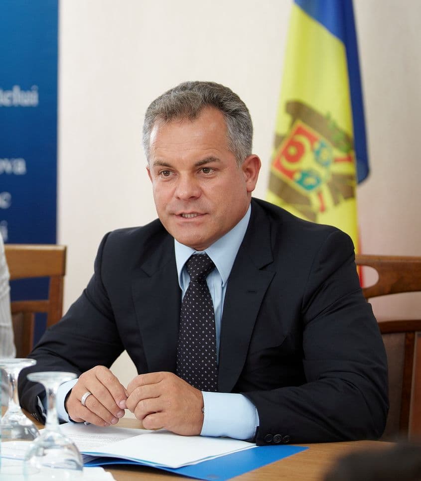 Pentru a înțelege repede cine, dar mai ales cum este Plahotniuc (foto), priviți scurtul filmuleț de aici.