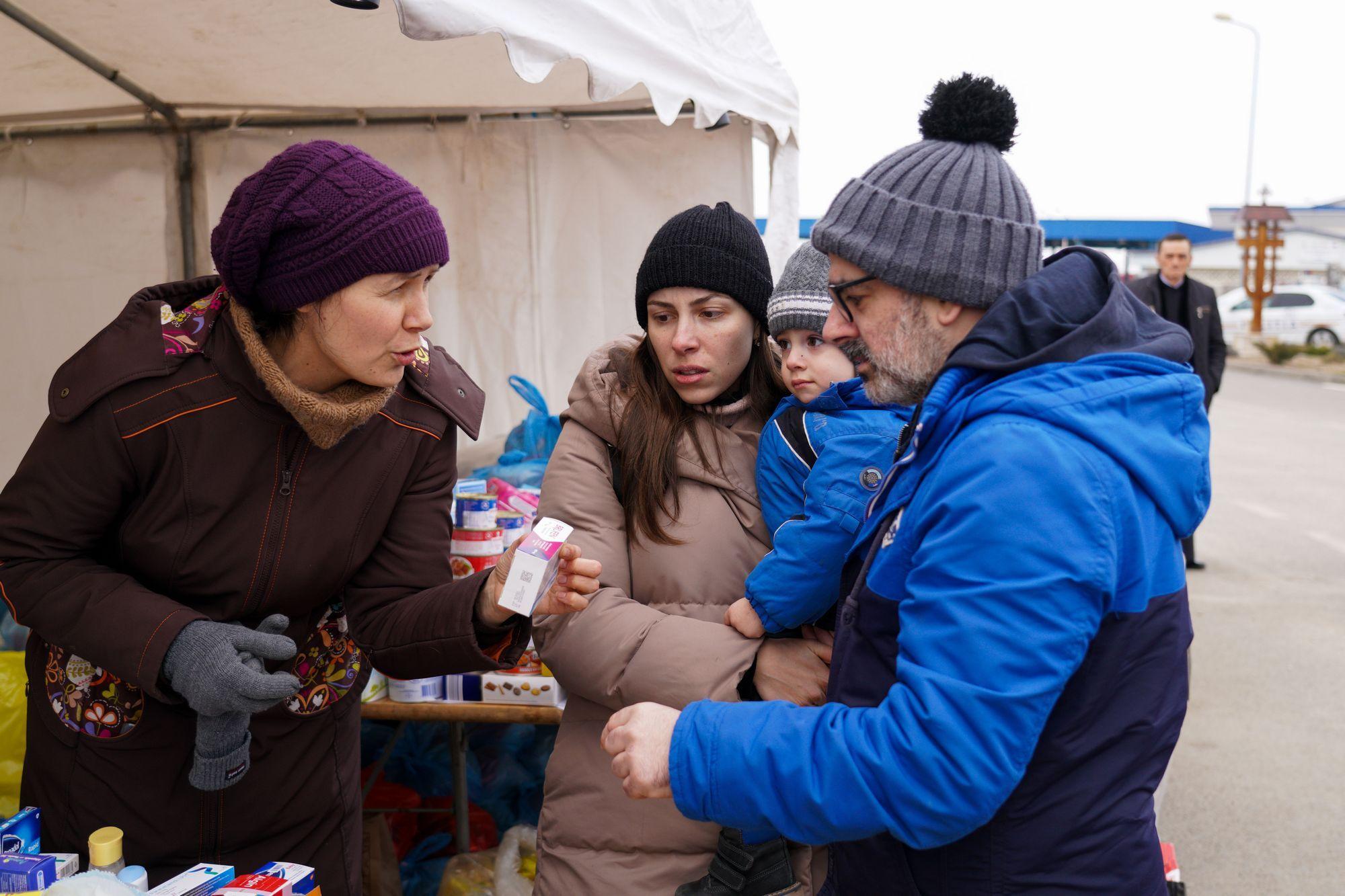Voluntarii români le oferă cele necesare refugiaților din Ucraina, 6 martie 2022. Foto: Raul Ștef