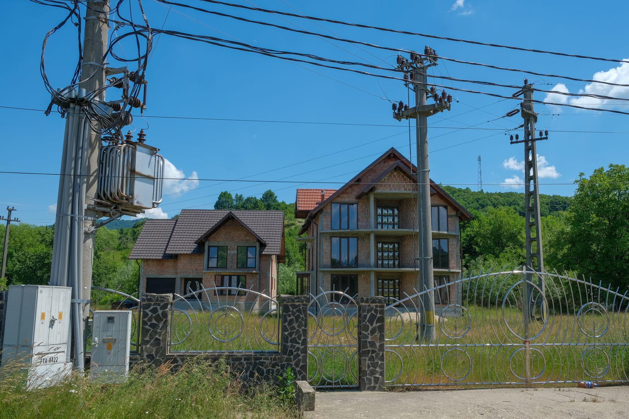 Una dintre antenele instalate pe deal, în plan îndepărtat, lângă pădure