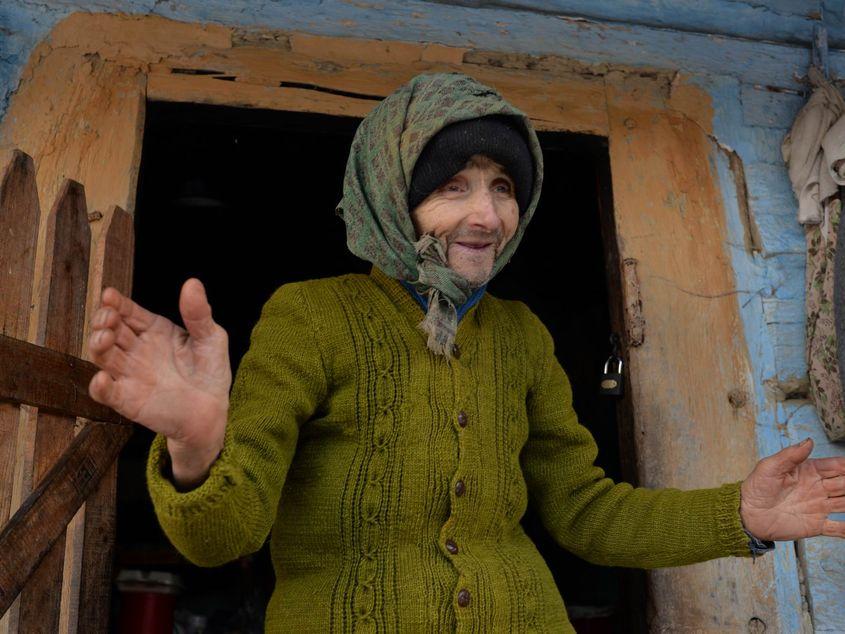 Ioan Alba, de 85 de ani, locuiește singur în casa lui din comuna Rîmeț, județul Alba. Fotografii: Lucian Muntean