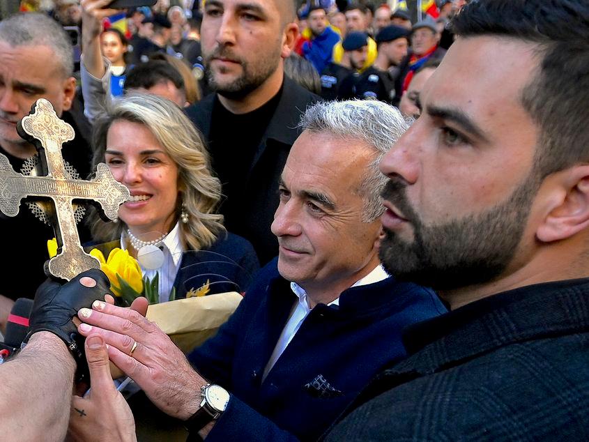 Calin Georgescu, candidat la alegerile prezidențiale, depune dosarul de candidatură și lista de semnături la sediul Biroului Electoral, în București, 7 martie 2025. Inquam Photos / Eduard Vînătoru