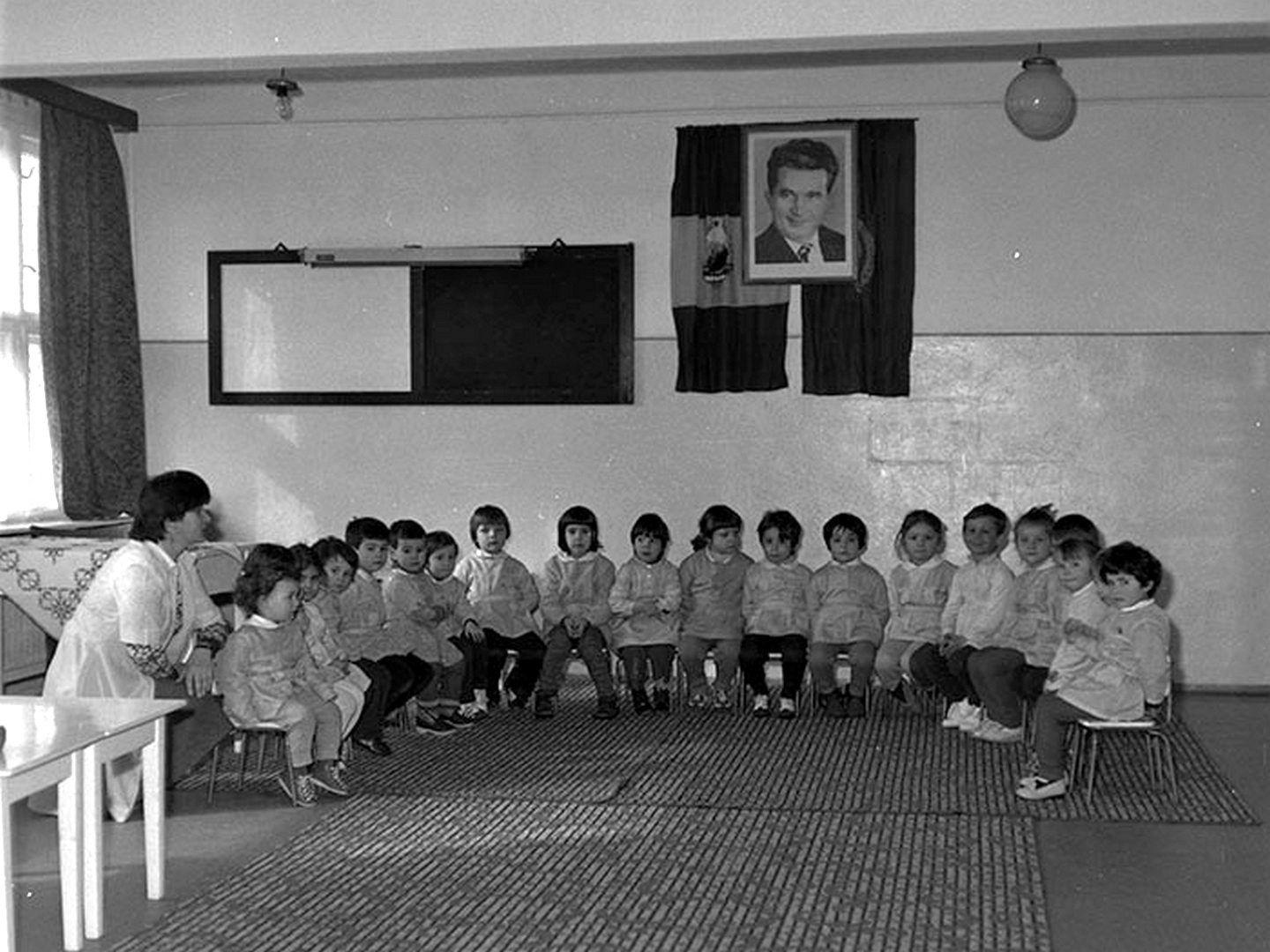 <em>Sală de grădiniță înainte ca Șoimii Patriei să aterizeze în teritoriu începând cu anul 1977.</em>