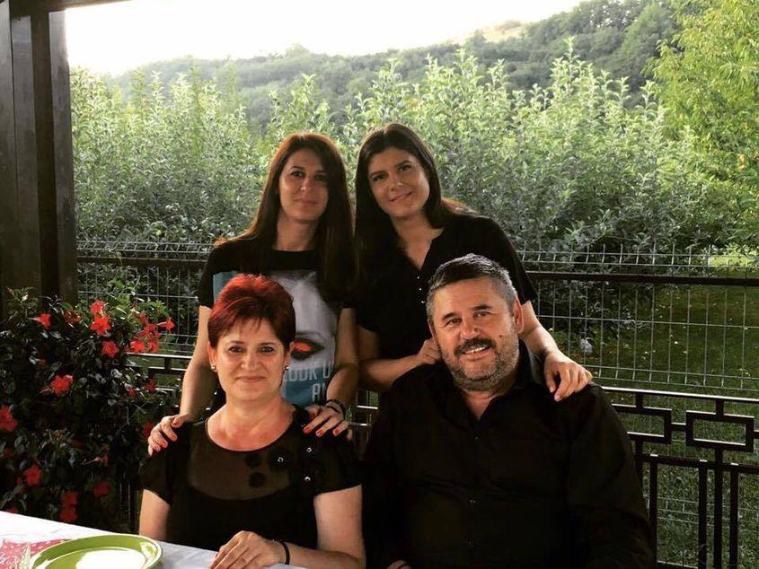 Fotografie de familie cu Anca Spiridon, sora ei Cristina şi părinții lor, Monica și Constantin Spiridon. Foto: Facebook