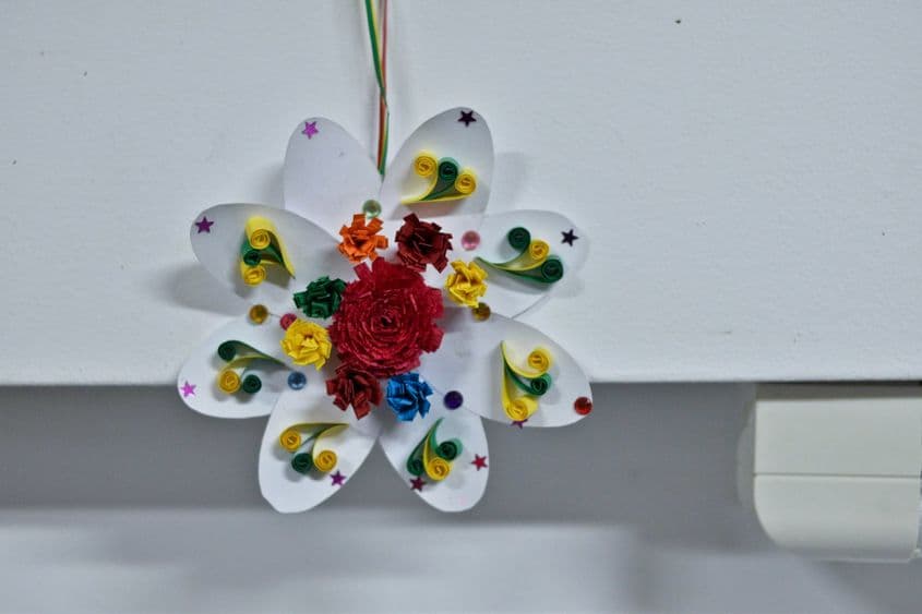 Decorațiune realizată de o femeie din adăpost.