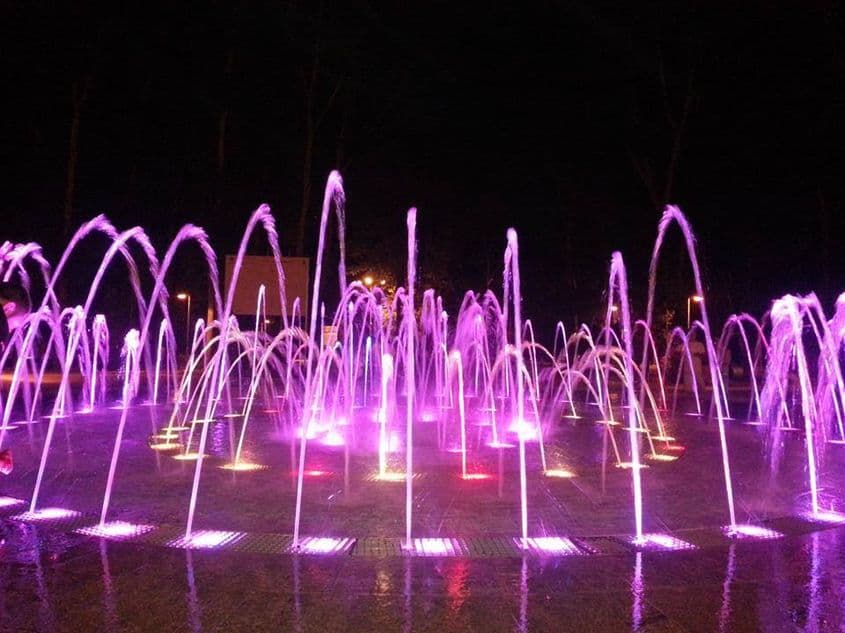 Fântâna muzicală amplasată în fața Primăriei a fost inaugurată în 2008 și a costat 1,5 milioane de euro.